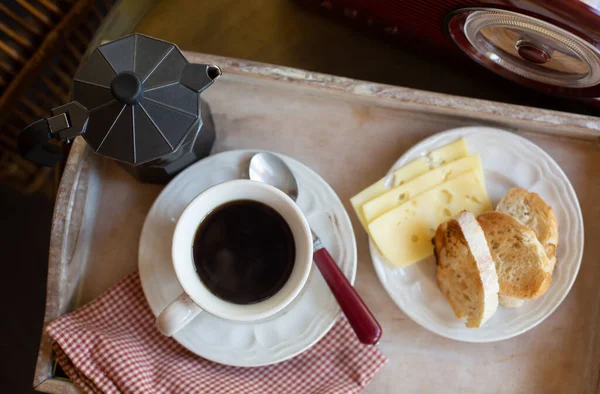 Kahvaltı Tepsisi Kızarmış Ekmek Bir Fincan Sade Kahve Kahve Demliği — Stok fotoğraf
