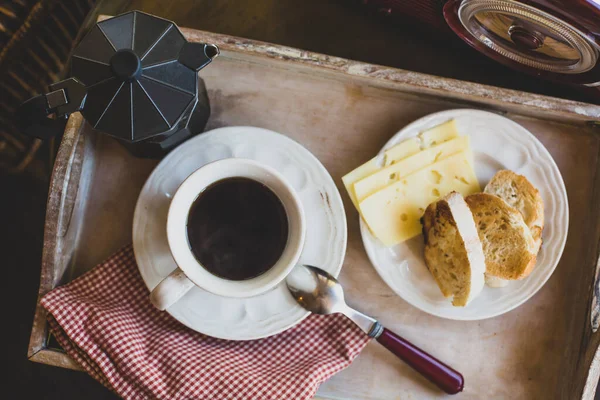 Uma Bandeja Pequeno Almoço Com Uma Torrada Frita Uma Xícara — Fotografia de Stock