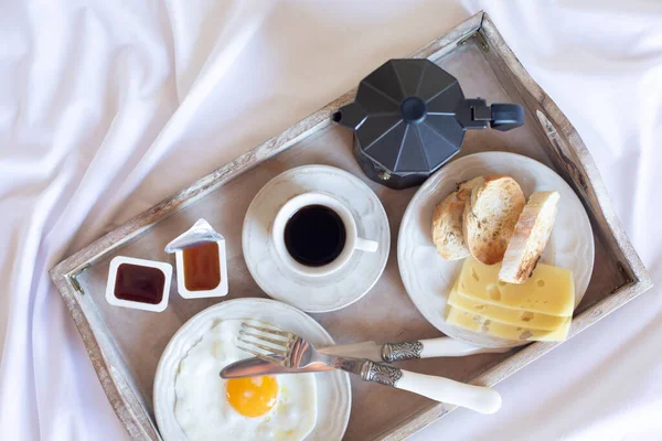 Yumurtalı Bir Kahvaltı Tepsisi Bir Fincan Sade Kahve Bir Kahve — Stok fotoğraf