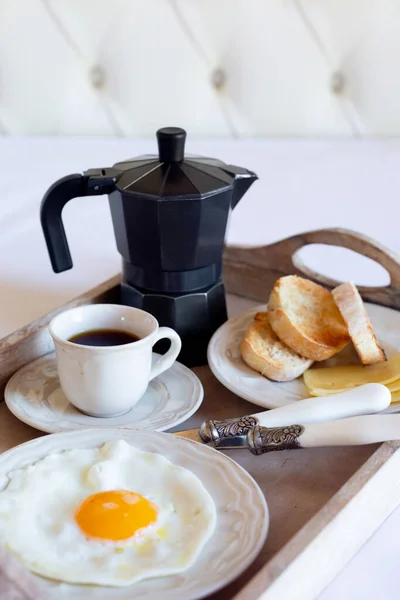 Taca Śniadaniowa Smażonym Jajkiem Filiżanką Czarnej Kawy Dzbankiem Kawy Znajduje — Zdjęcie stockowe