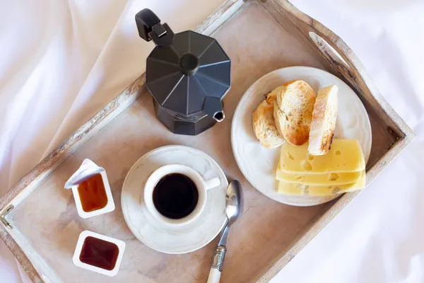 Kızarmış Ekmek Bir Kahve Demliği Odaklanmadan Bir Fincan Sade Kahve — Stok fotoğraf