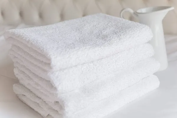 Pack Four White Terry Towels Lie White Pastels Next White — Stock Photo, Image