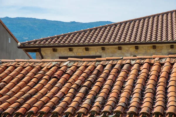 Плиточные Старые Крыши Изображены Фоне Голубого Неба Тема Традиционная Архитектура — стоковое фото
