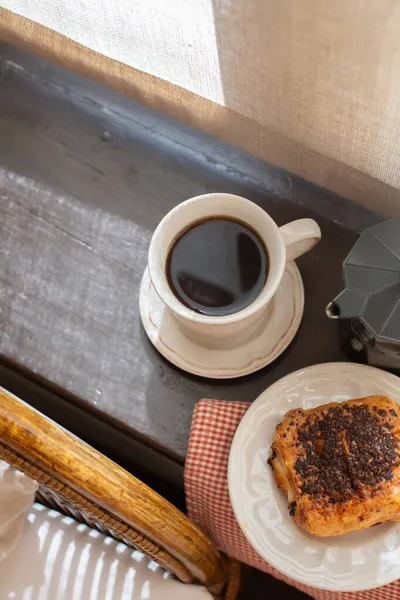 Uma Xícara Branca Com Café Preto Doces Uma Chapa Estão — Fotografia de Stock