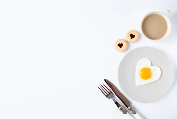 Eine Tasse Kaffee Ein Teller Mit Spiegelei Herzform Und Besteck — Stockfoto