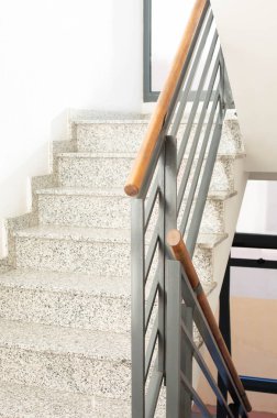 Şehir binasının girişindeki merdiven gün ışığında aydınlatılır..