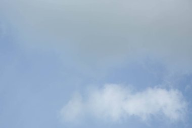 Gri ve beyaz bulutlu mavi gökyüzü. Bulutlu bir gökyüzünün arka planı.