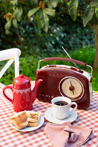 Uma Xícara Branca Com Café Cafeteira Vermelha Rádio Estão Uma — Fotografia de Stock