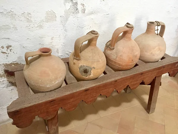 Recipientes Antiguidades Cerâmicos Para Vinho Óleo Estão Sobre Mesa Contra — Fotografia de Stock