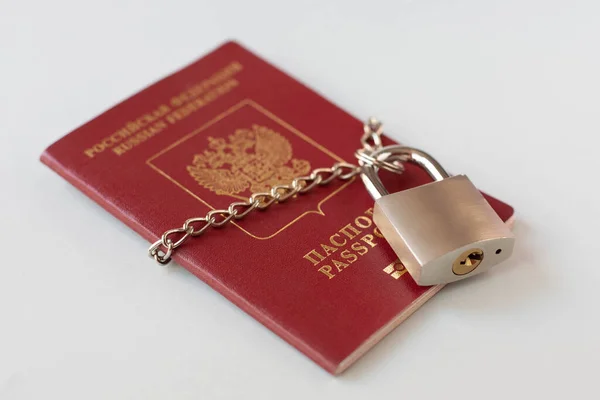 Passaporto Della Federazione Russa Incatenato Una Catena Con Lucchetto Trova — Foto Stock