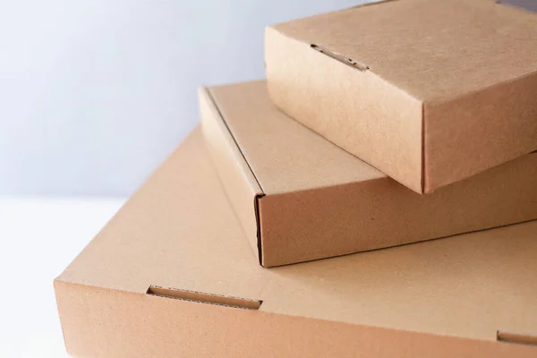 Trois Boîtes Emballage Carton Sont Superposées Sur Fond Gris — Photo
