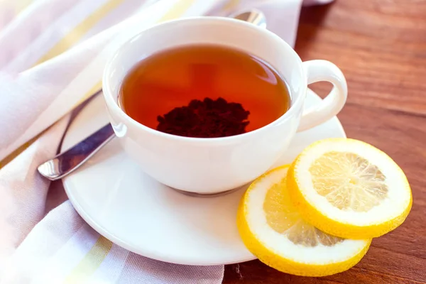 Белая Чашка Чая Два Ломтика Лимона Блюдце Фоне Деревянного Стола — стоковое фото