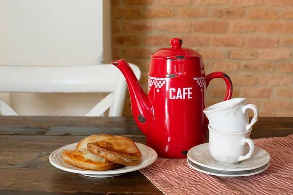 Ahşap Masada Bir Kırmızı Kahve Demliği Iki Beyaz Kahve Fincanı — Stok fotoğraf