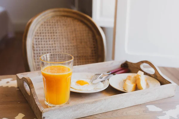 Temat Śniadania Szklanka Soku Pomarańczowego Smażone Jajko Tostem Drewnianej Tacy — Zdjęcie stockowe