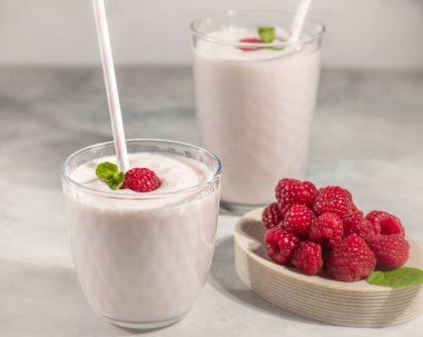 Ev yapımı ahududu yoğurdu, sağlıklı vitaminli kahvaltı konsepti.