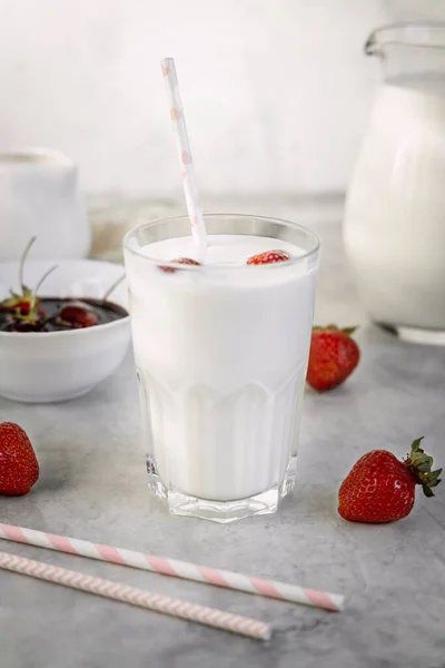 Ev yapımı çilekli yoğurt, sağlıklı vitamin kahvaltısı konsepti, süt böğürtlen içeceği.