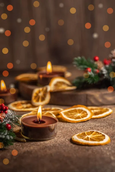Noel süsü, mum ışıkları ve kurutulmuş turuncu, seçici odaklı sahte Noel ışıkları.