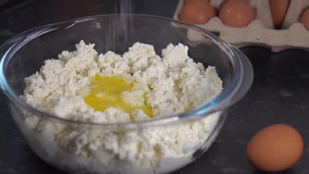 Despejando açúcar dentro da tigela com massa de queijo coalhada, massa de cozinha caseira para panquecas de queijo cottage, vista de perto — Vídeo de Stock