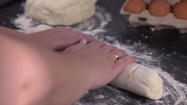 Närbild av en kvinna rulla och sprida deg, hem matlagning koncept — Stockvideo