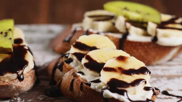 La mano femenina pone rebanada de kiwi. Preparación de sándwiches con kiwi y chocolate, concepto casero de postres de frutas. — Vídeos de Stock