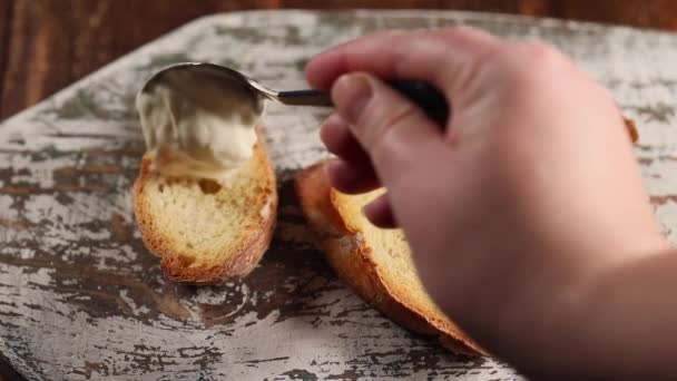 Tartiner les mains de yaourt, sandwichs au pain de seigle et fromage à la crème — Video