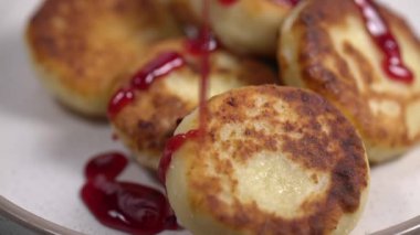 Ev yapımı süzme peynirli börek ya da şurup. Ahududu şurubu dök, kapat.