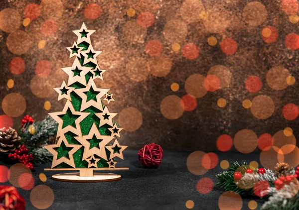 Ano Novo e conceito de Natal, brinquedo de árvore de Natal no fundo bokeh decorado, foco seletivo — Fotografia de Stock