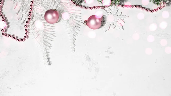Koncepcja kartki świątecznej lub noworocznej, ozdobiona różowymi bombkami biały sztandar z wolnym miejscem na tekst — Zdjęcie stockowe