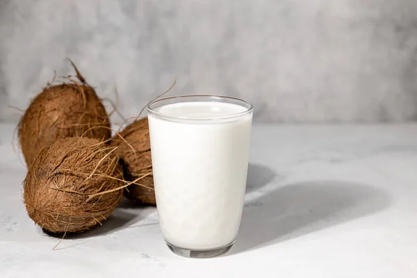 Různé vegetariánské mléko, nemléčné kokosové alternativní mléko, volný prostor pro text — Stock fotografie