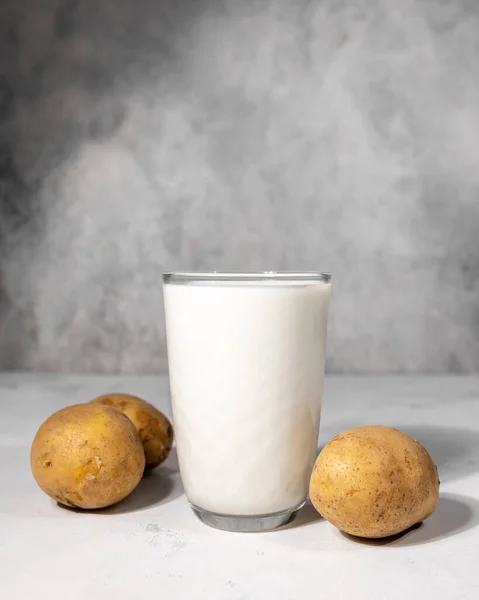 Çeşitli vejetaryen sebze sütü, sütsüz patates alternatif süt, yazı için boş alan, dikey