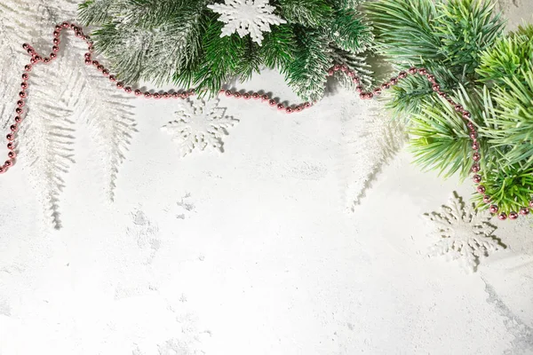 Conceito de cartão de Natal ou Ano Novo, decoração de bugigangas rosa, ramo de abeto verde, espaço livre de banner decorado branco para texto — Fotografia de Stock