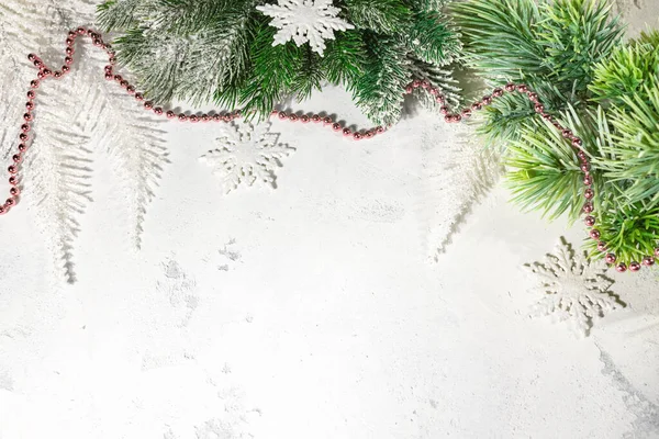 Noel ya da Yeni Yıl kartı konsepti, pembe mücevher dekoru, yeşil köknar dalı, beyaz süslü afiş için boş alan