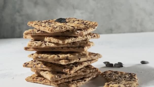 Stapel biscuitcrackers met zonnebloempitten en sesam — Stockvideo