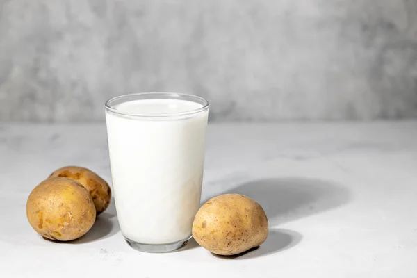 Vários leite vegetal vegan, leite alternativo de batata não lácteos, espaço livre para texto, bandeira horizontal, foco seletivo — Fotografia de Stock