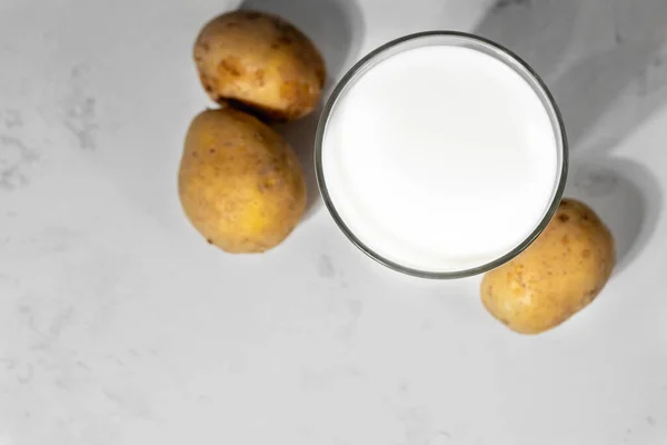 Různé veganské rostlinné mléko, alternativní mléko z nemléčných brambor, volný prostor pro text, plochý prostor se selektivním zaměřením — Stock fotografie