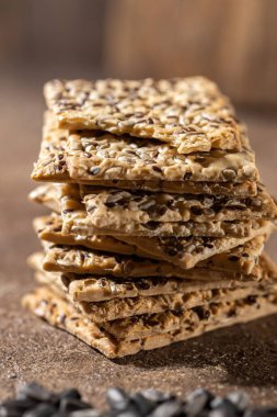 Ayçiçeği tohumlu bisküvi yığını ve susam, dikey, seçici odak