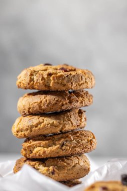 Kuru üzümlü yulaflı kurabiyeler, kahraman görüşü, sağlıklı kurabiyeler, diyet konsepti.