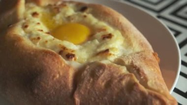 Kafkas Gürcistan mutfağı, taze yumurtalı Adjarian Khachapuri, üst manzara. 