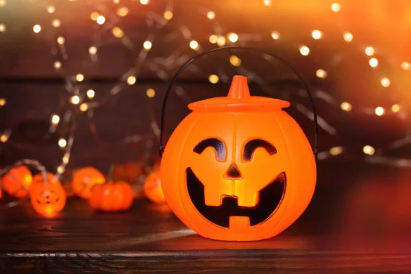 Ragyogó Halloween Kézitáska Formájában Egy Tök Ragyogó Koszorú Formájában Egy — Stock Fotó