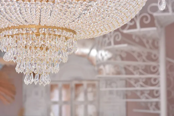 Güzel kristal avize, odaya yakın.