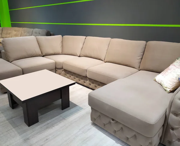 Indah Gaya Sofa Beige Besar Dan Meja Kayu Kecil Sofas — Stok Foto