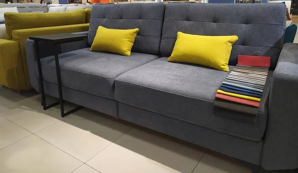 Sofá Cinza Moderno Bonito Com Almofadas Amarelas Com Olorful Brilhante — Fotografia de Stock
