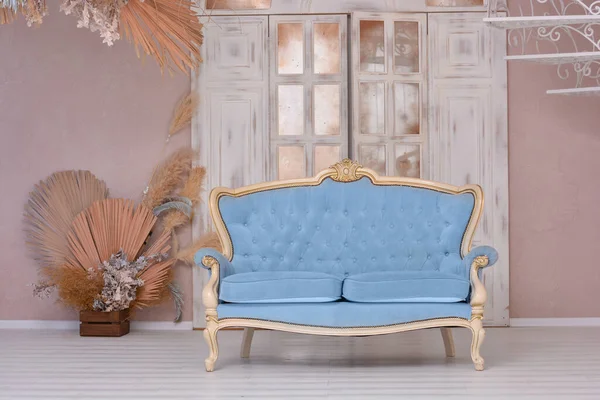 Vintage Sofa Biru Latar Belakang Pintu Kayu Krem Dalam Bentuk — Stok Foto
