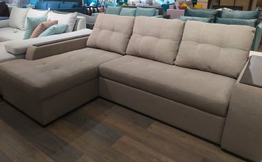 Mobilya galerisinde güzel, şık, büyük, deri bej ayakkabılar. Kanepe satışı.