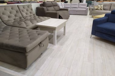 Yastıklı güzel modern kanepeler. Mobilya galerisindeki kanepeler. Kanepe satışı