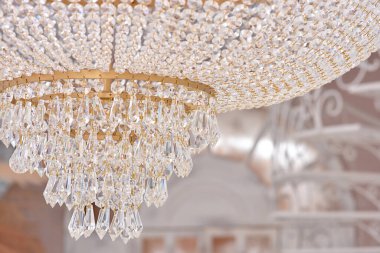 Güzel kristal avize, odaya yakın.