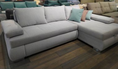 Gri ve koyu mavi yastıklı güzel gri kanepe. Mobilya galerisindeki kanepeler. Kanepe satışı