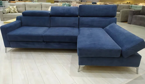 家具のショールームでソファ ソファの販売美しい青のソファ — ストック写真