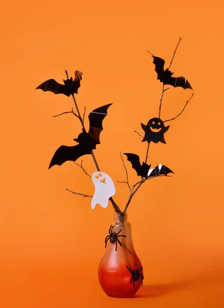 Halloween Pozadí Červená Láhev Podobě Lampy Větvemi Netopýry Duchy Pavouky — Stock fotografie
