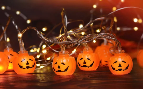 Guirlanda Brilhante Forma Uma Abóbora Fundo Madeira Halloween Background Halloween — Fotografia de Stock